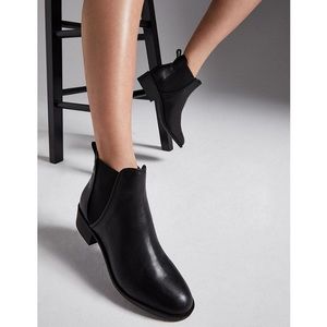 ✖️ SOLD ✖️ STEVE MADDEN • CHELSEA BOOTIES